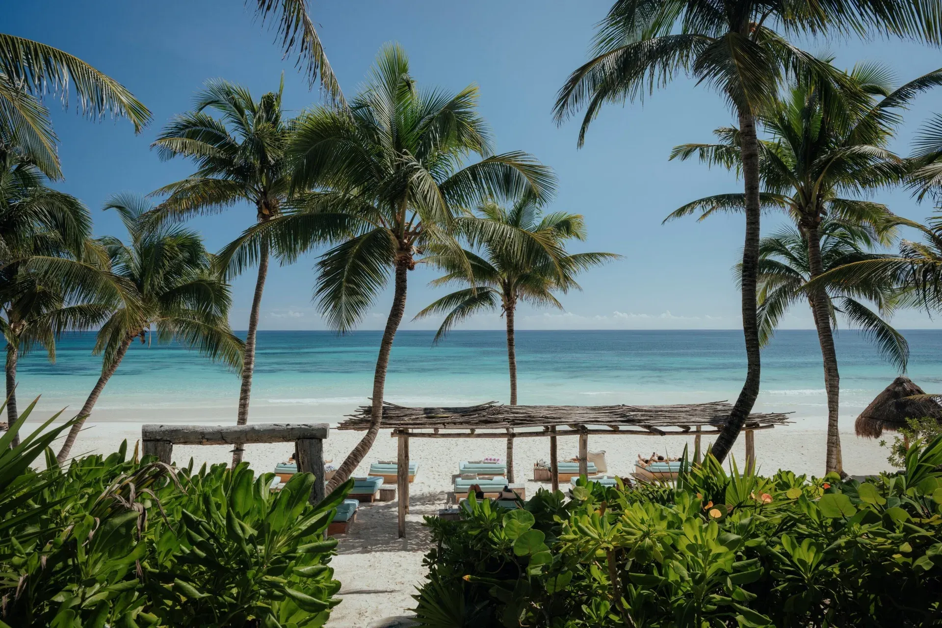 Ambiente eco-chic de la zona hotelera de Tulum entre selva y playa