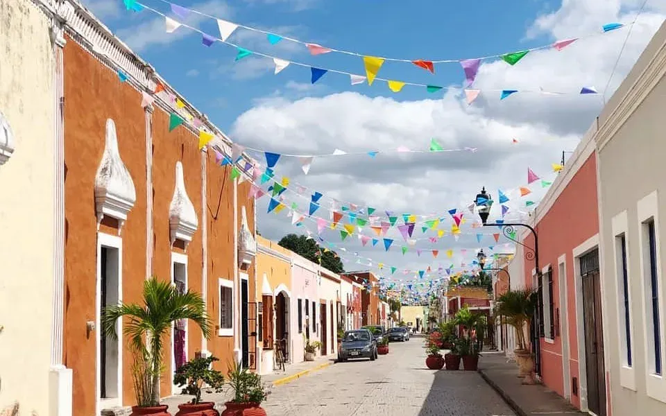 Una calle de Valladolid: un camino adoquinado flanqueado por fachadas coloniales