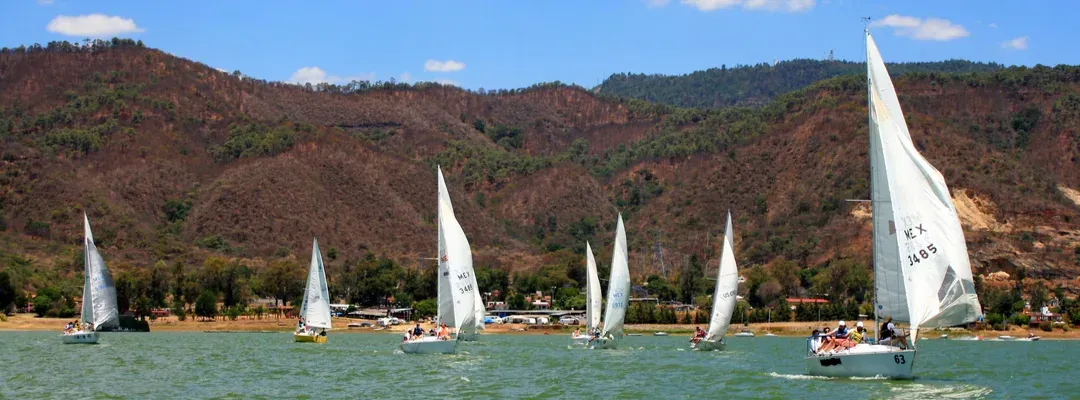 Atardecer en el embarcadero del lago de Valle de Bravo