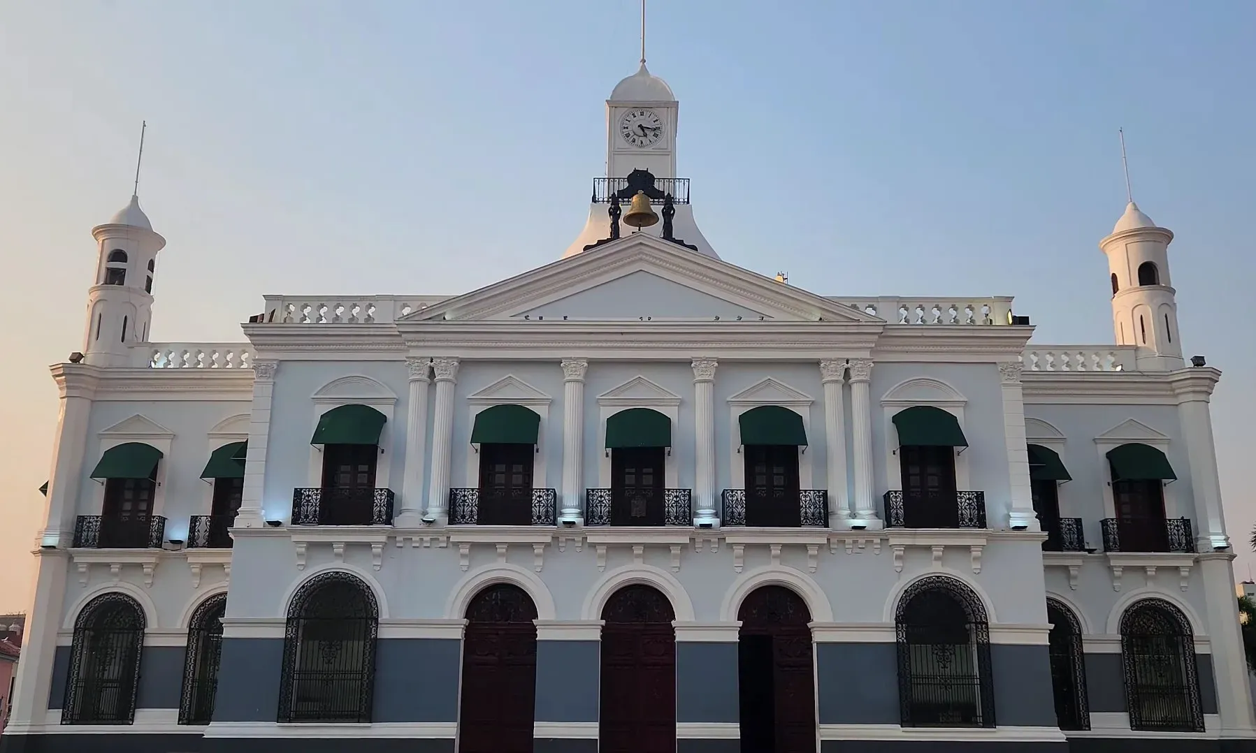 Skyline de Villahermosa con edificios y vegetación tropical