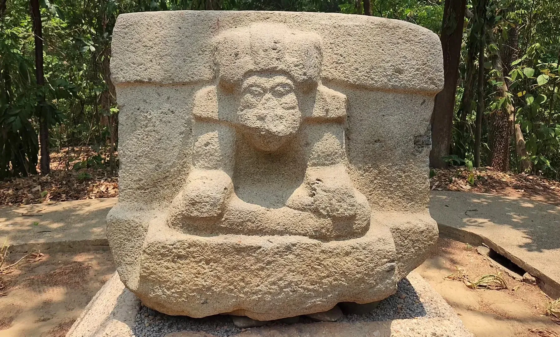 Cabeza Olmeca colosal Monumento 4 en Parque-Museo La Venta
