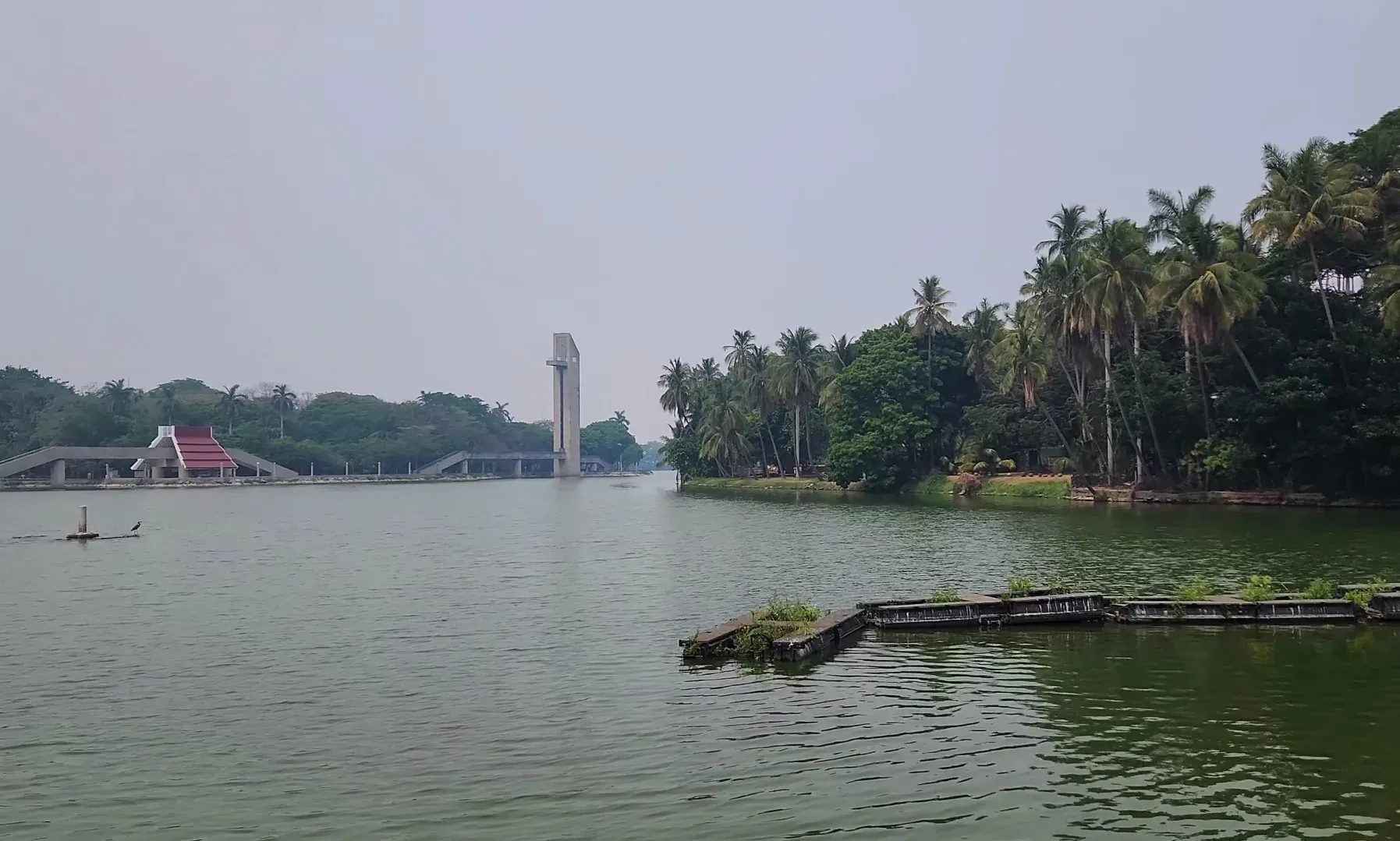 Laguna de las Ilusiones con puente y edificios al fondo