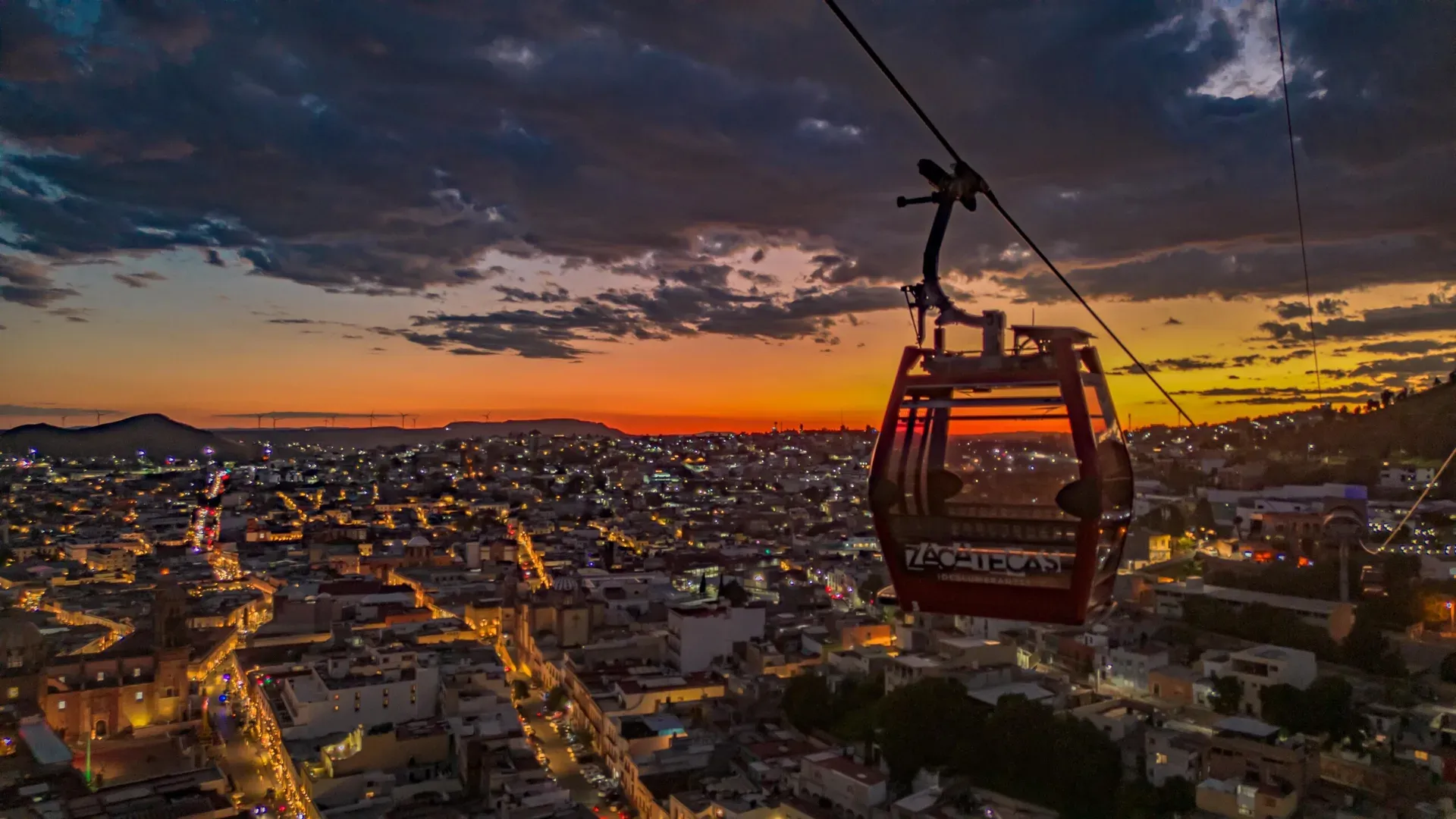 Cabina del teleférico de Zacatecas sobrevolando la ciudad