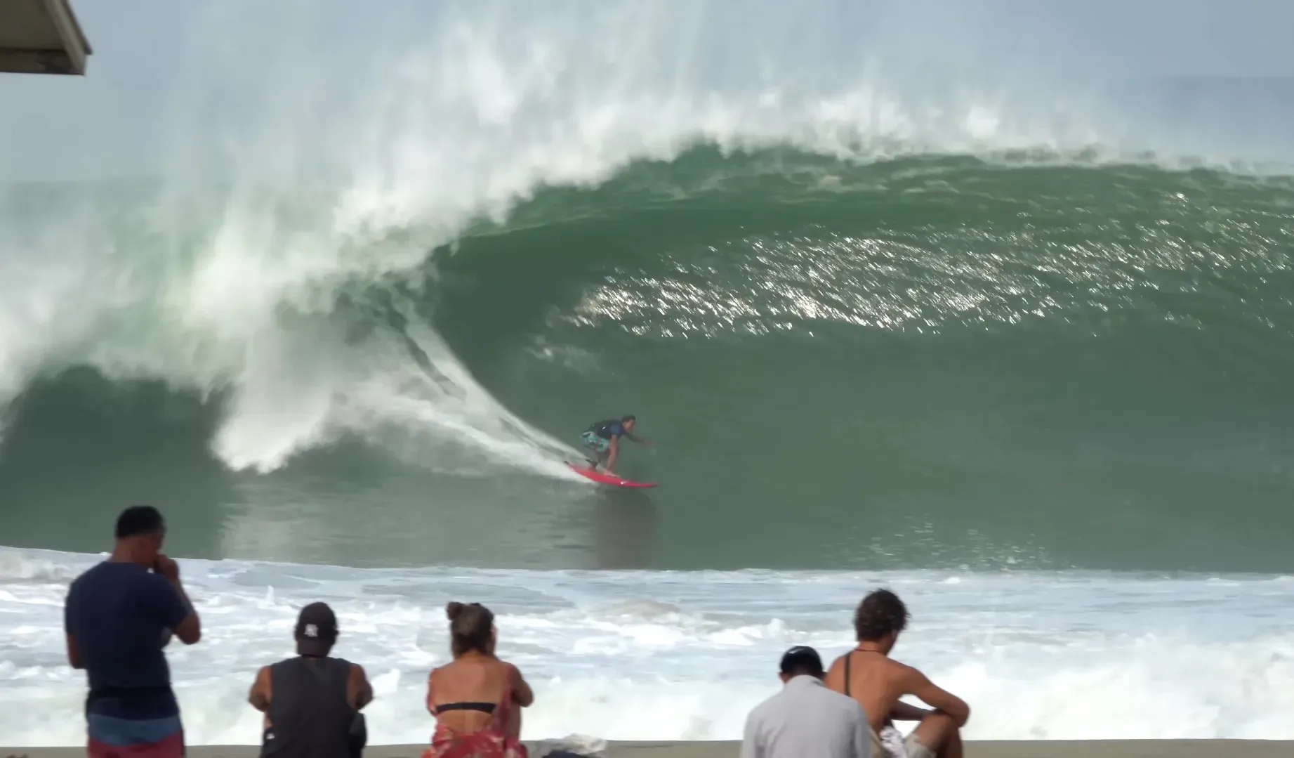 Surfista dentro del tubo de una ola en Zicatela